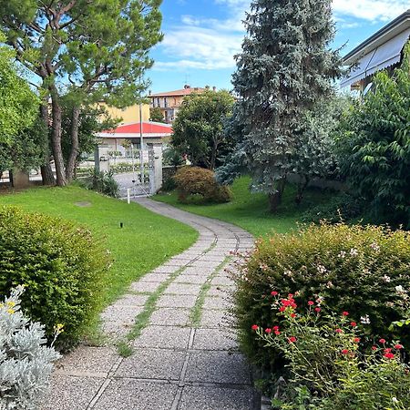 Gold Garda Desenzano Apartment Десенцано дел Гарда Екстериор снимка