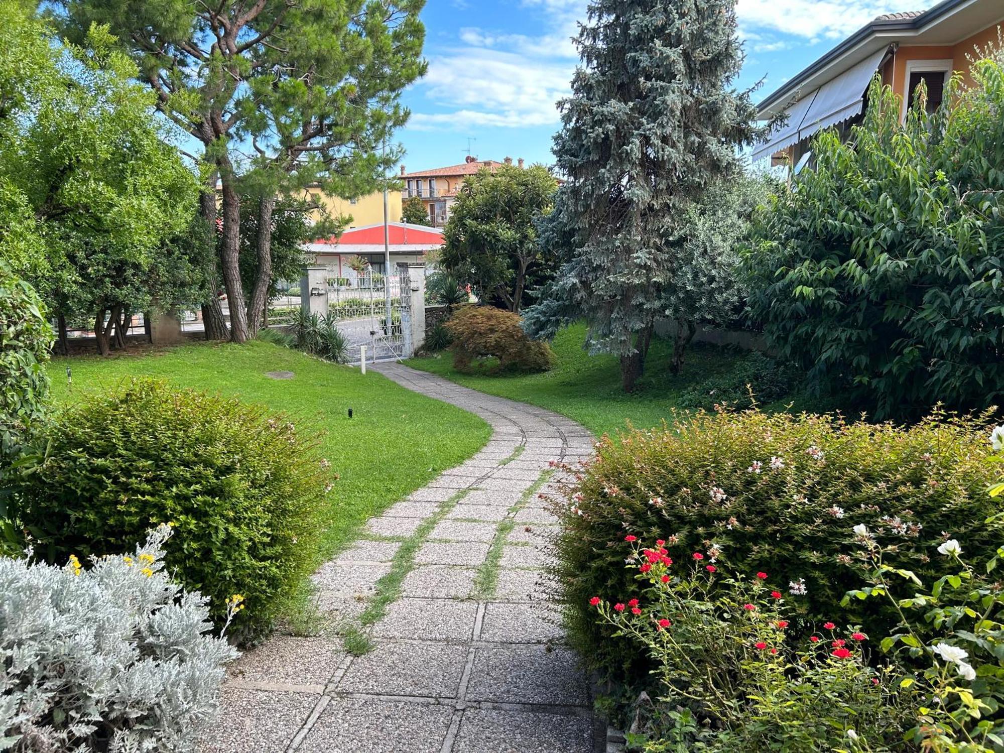 Gold Garda Desenzano Apartment Десенцано дел Гарда Екстериор снимка