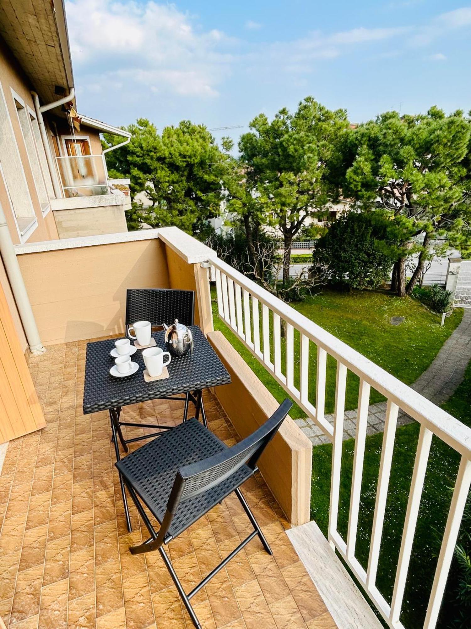 Gold Garda Desenzano Apartment Десенцано дел Гарда Екстериор снимка