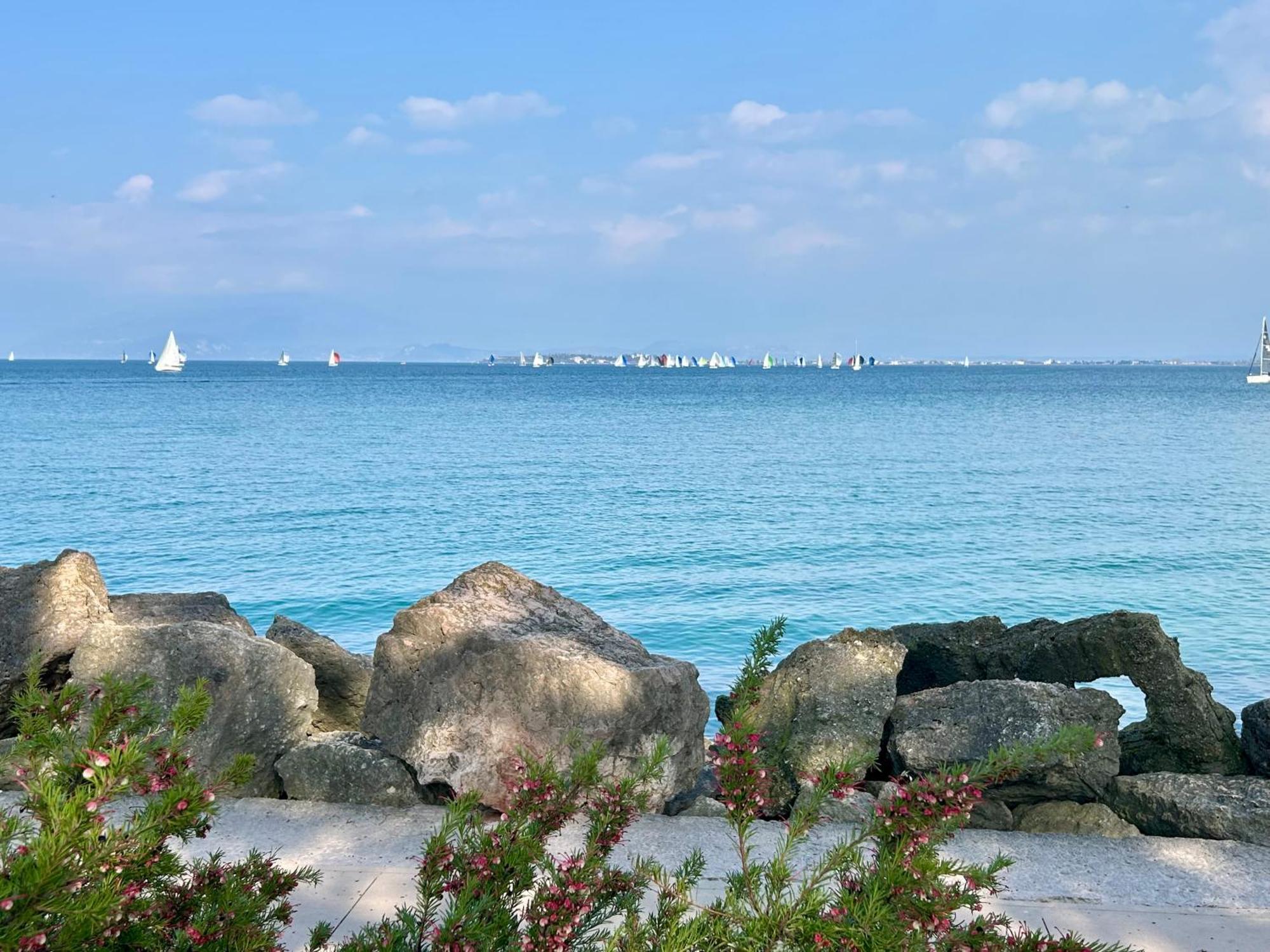 Gold Garda Desenzano Apartment Десенцано дел Гарда Екстериор снимка