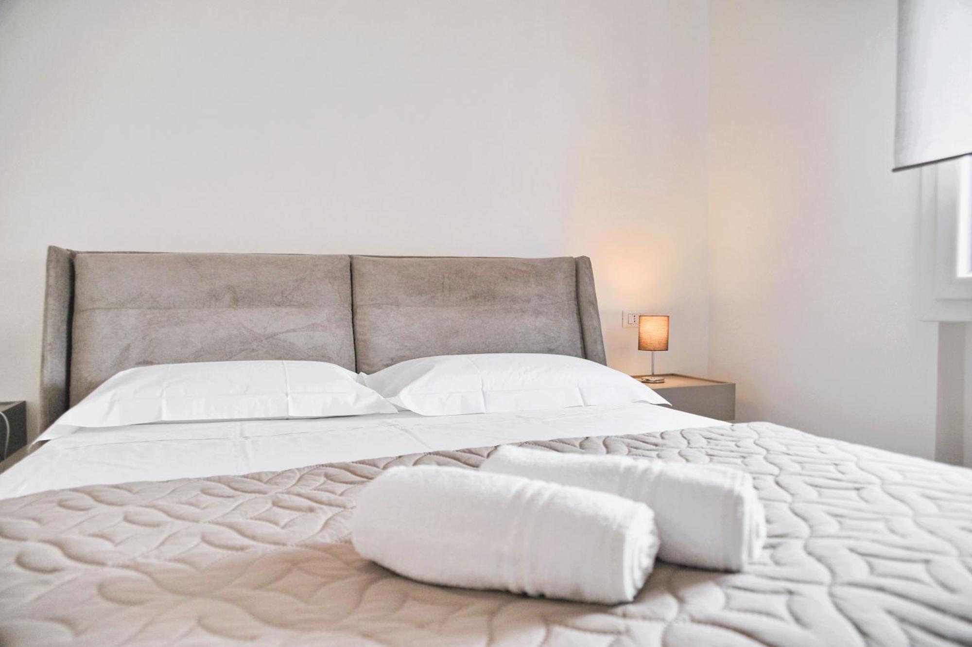 Gold Garda Desenzano Apartment Десенцано дел Гарда Екстериор снимка