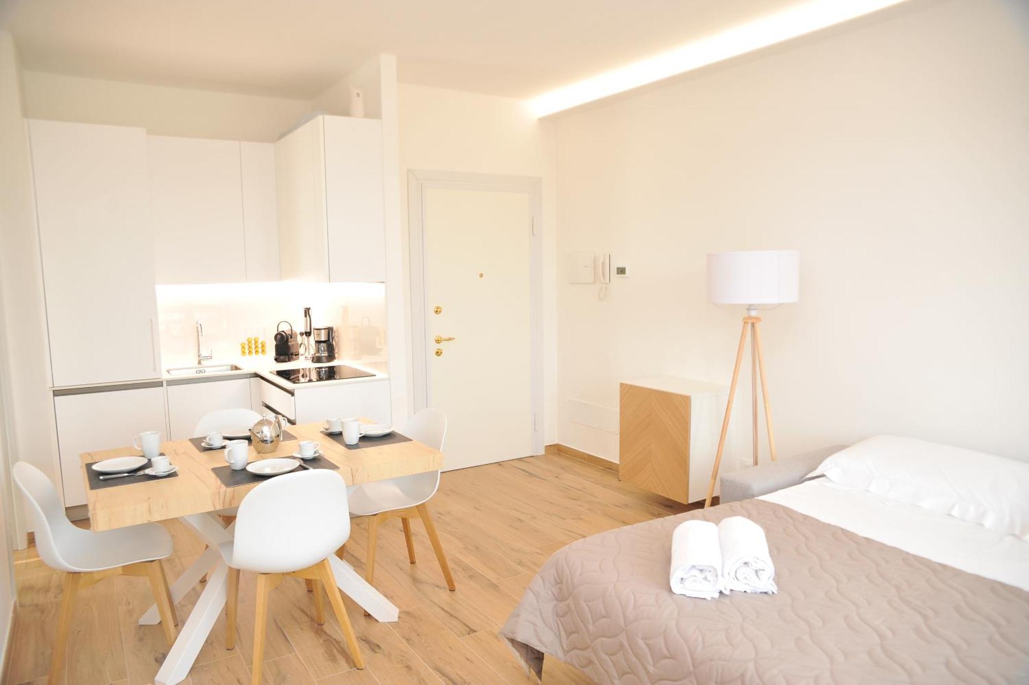 Gold Garda Desenzano Apartment Десенцано дел Гарда Екстериор снимка